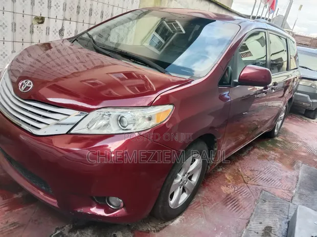2017 Toyota Sienna XLE 8 Passenger Red - 1