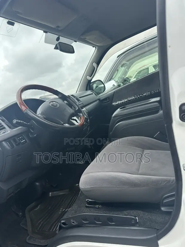 Toyota HiAce 2013 Fari - 1