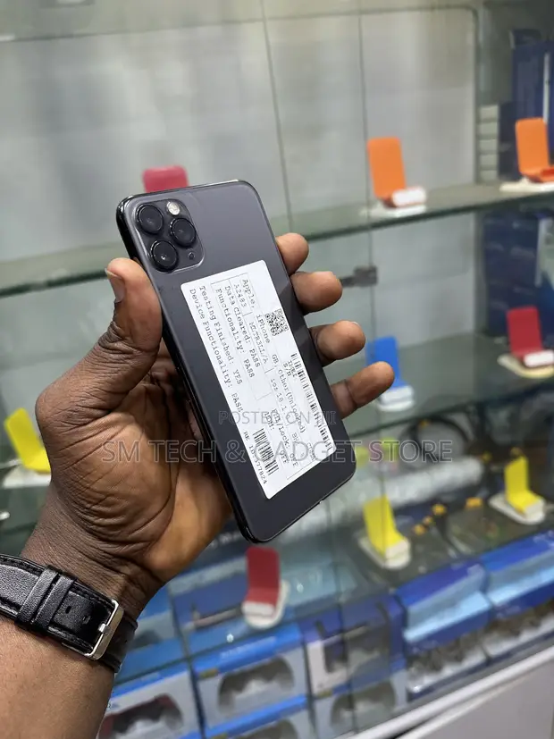 Apple iPhone 11 Pro Max 64GB Black - 1