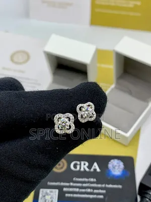 VVS Moissanite Unisex VCA Earring Design