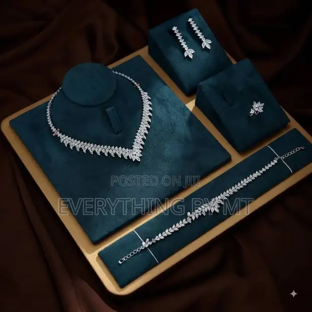 A Touch of Dazzle Jewellery Set - Silver - 1