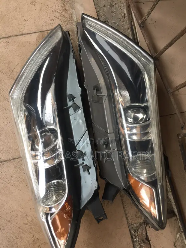 Toyota Venza 2015 Headlight Replacement - 1