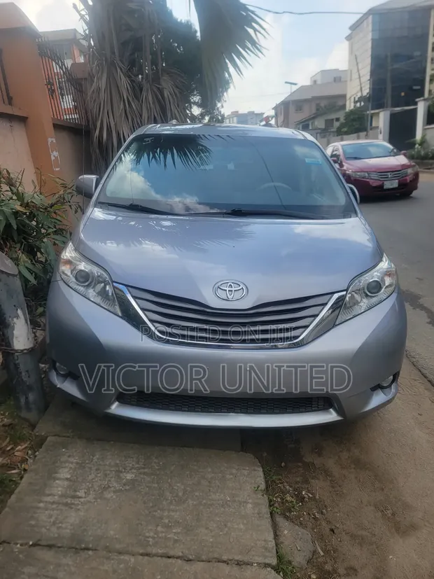 Toyota Sienna XLE 7-Passenger 2012 Silver - 1