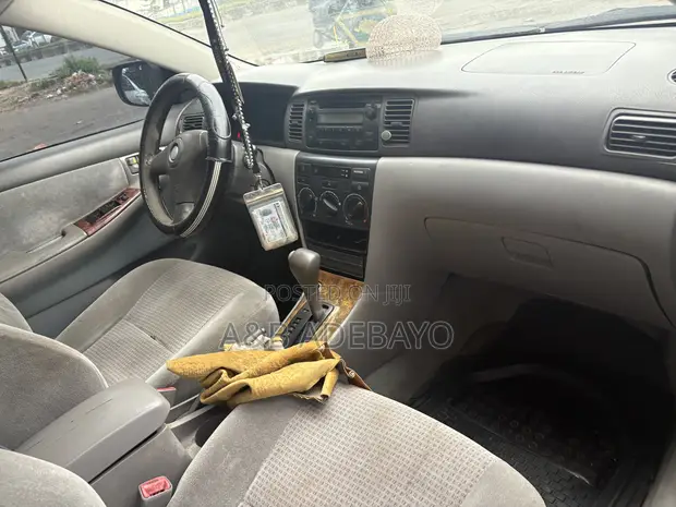 Toyota Corolla 2006 Silver - 1