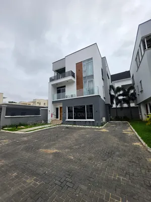 Gidan Kaya 5 Bedroom Mai Cike da Kayan Alatu da Pool a Ikeja GRA