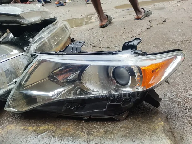 Toyota Venza 2011 Left Headlamp - 1