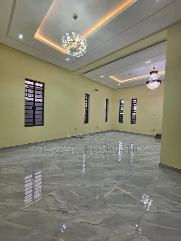 Furnished 5-Bedroom Duplex a cikin Estate Mai Tsaro, Omole Phase 2 - 1