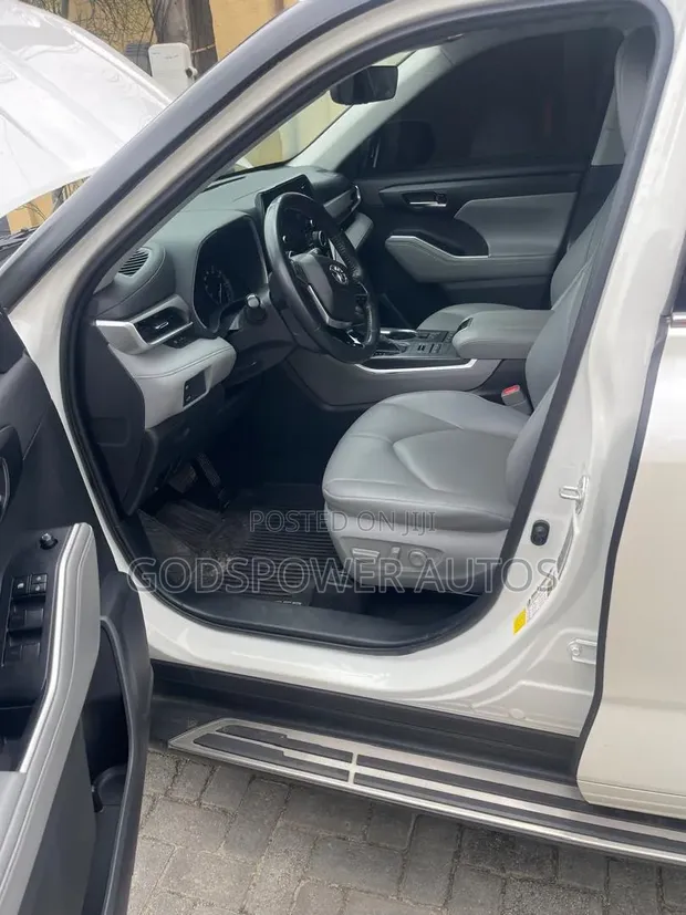 Toyota Highlander XLE 2021 White - 1