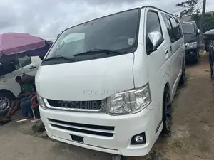 Toyota HiAce 2014 Fari