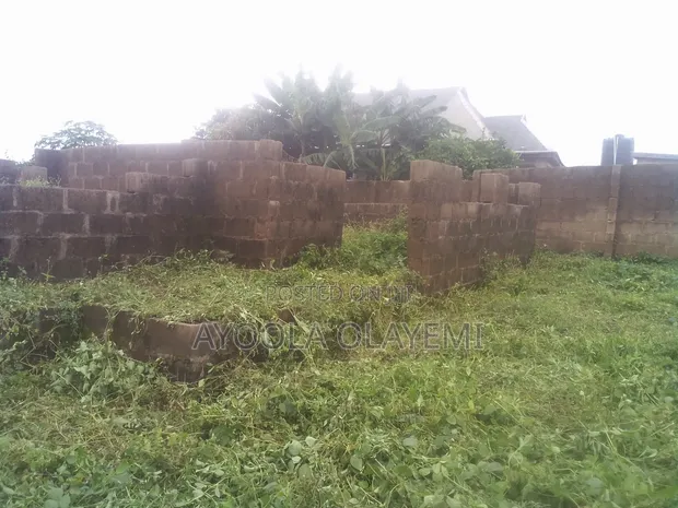 4 Bedroom Gidan da ba a gama ba na sayarwa a Oladojo Street, Ibadan - 1