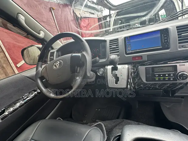 Toyota HiAce Bus 2015 Black - 1