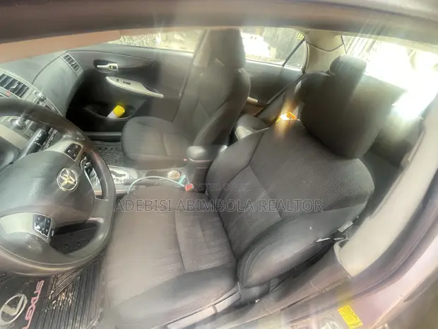 Toyota Corolla 2012 Silver - 1