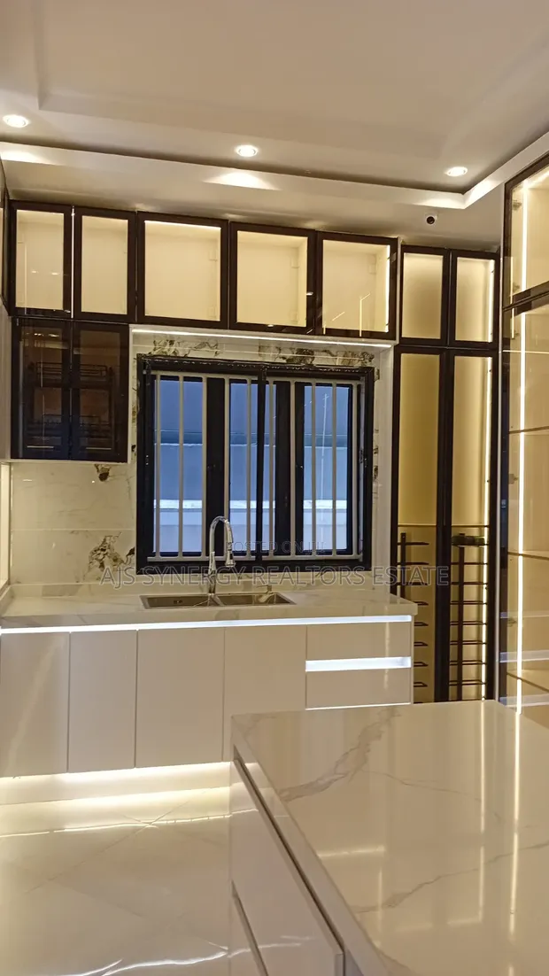 6-Bedroom Duplex in Lekki Phase 1 for Sale - 1