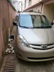 Toyota Sienna LE 7-Fitarwa 2010 Zinariya - 1