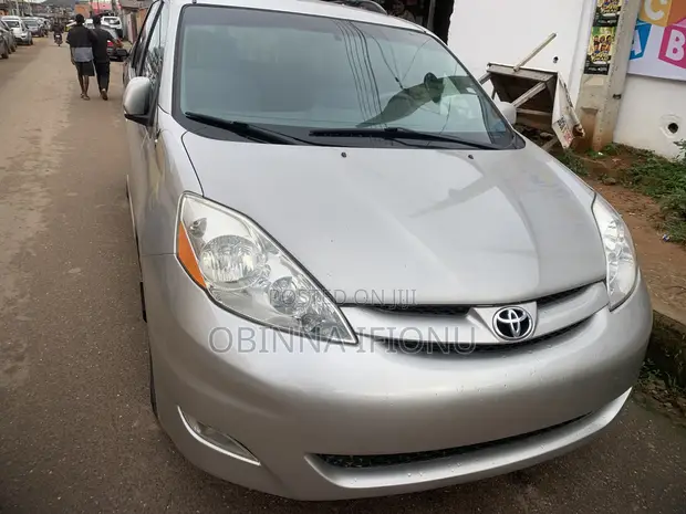 Toyota Sienna LE FWD Minivan 2006 - Silver - 1