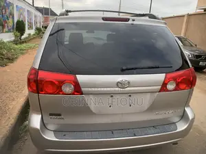 Toyota Sienna LE FWD Minivan 2006 - Silver