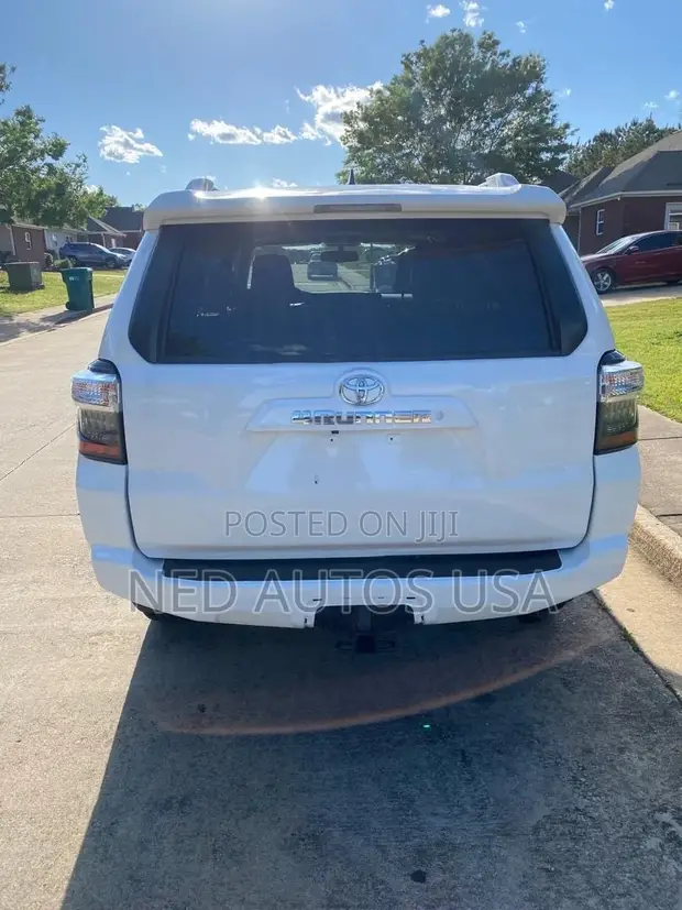 Toyota 4Runner SR5 4x4 2018 Fari - 1