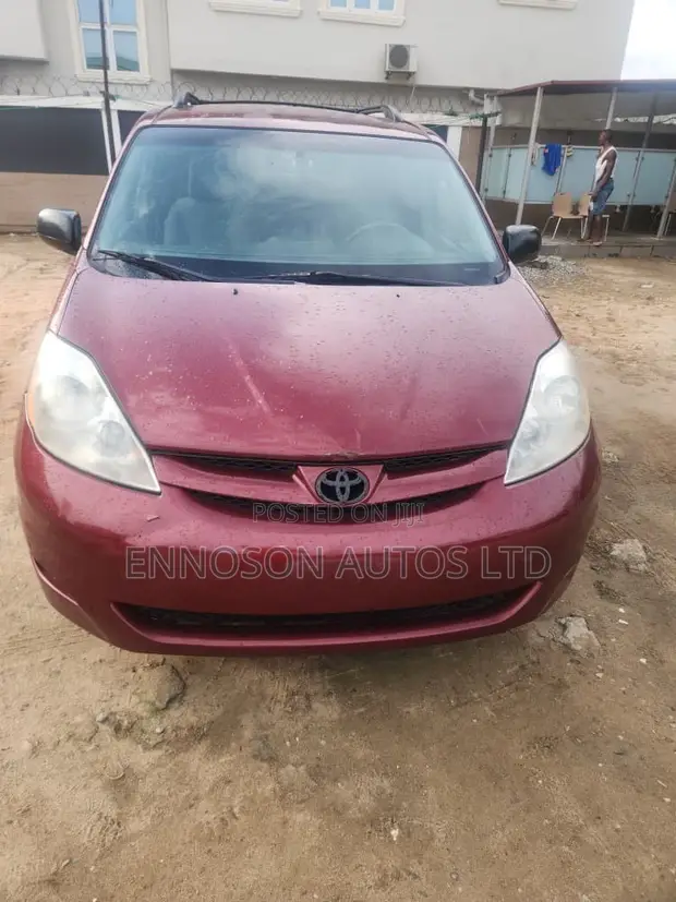 Toyota Sienna LE 2009 Red - 1