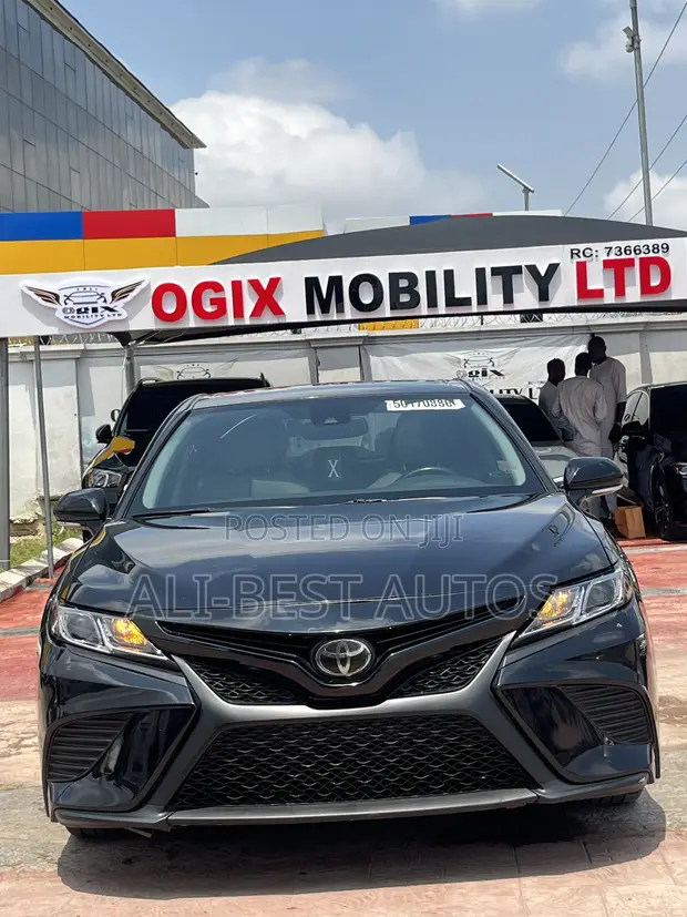 Toyota Camry SE 2019 Black - 1