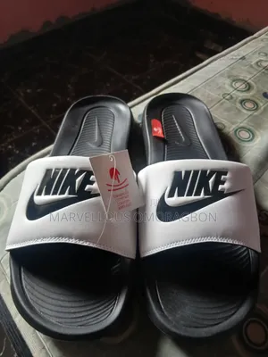Original Nike Victori One Slides - Fari