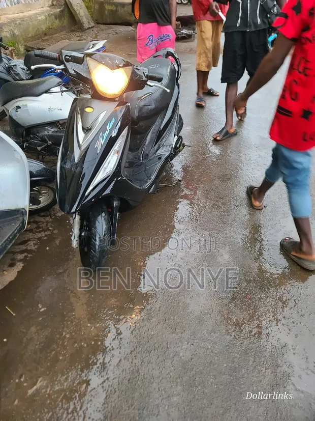 Kymco Agility 125cc Scooter 2022 Black - 1