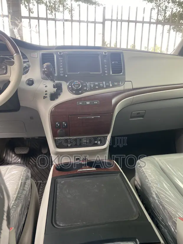 Toyota Sienna 2014 Gray - 1