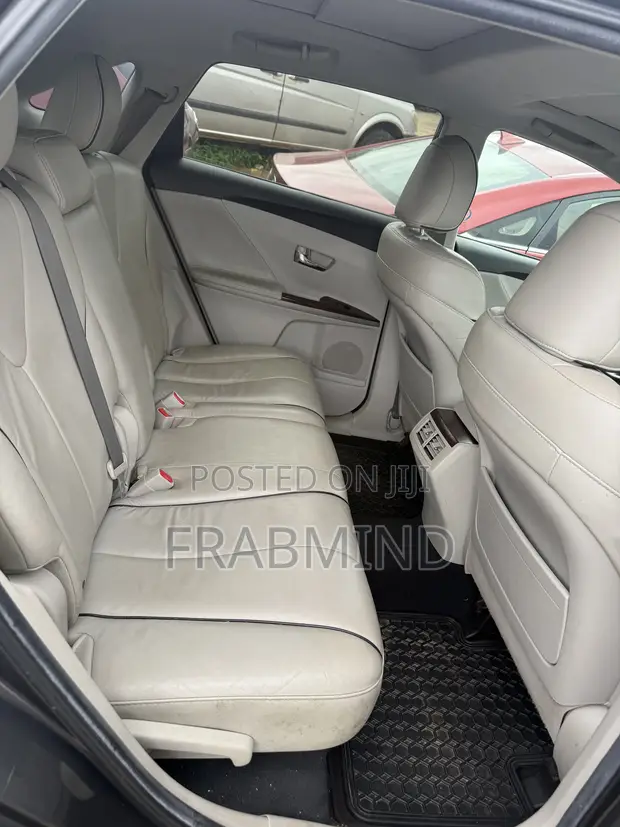 Toyota Venza XLE 2011 Grey - 1