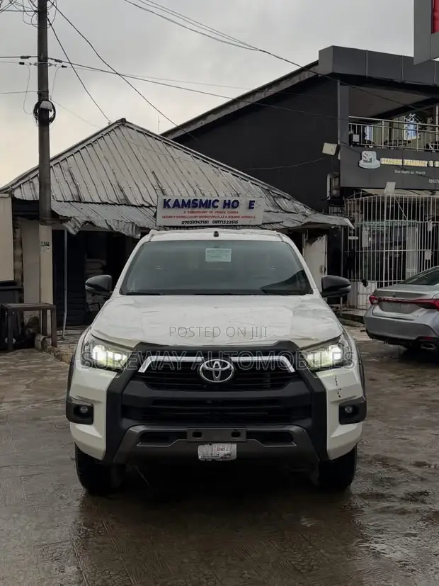 2020 Toyota Hilux Adventure White - 1