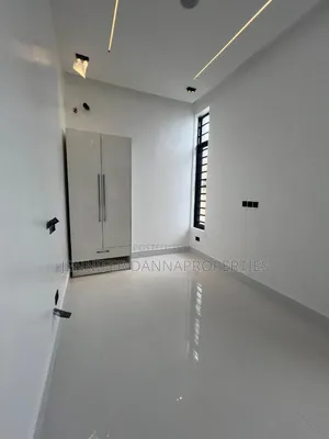 5-Bedroom Luxury Duplex with Pool in Sangotedo