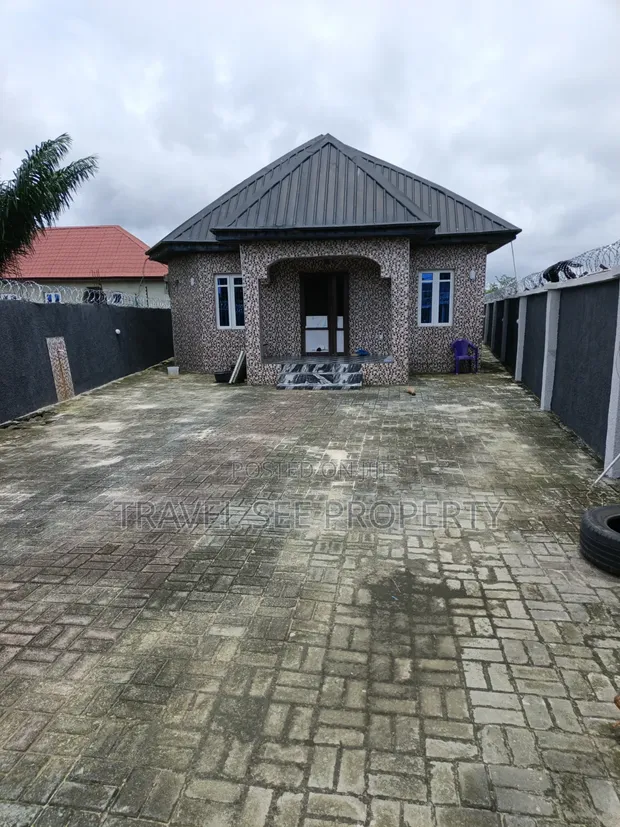 4 Bedroom Bungalow a Garin Maza na Eleko don Sawa - 1