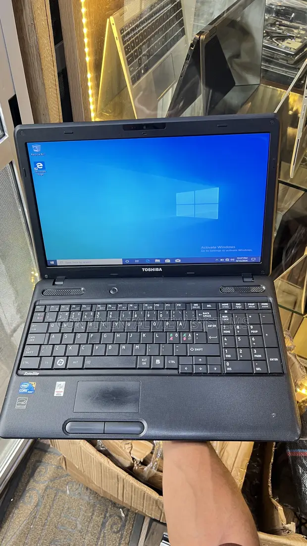 Toshiba Satellite C665 Laptop - 8GB RAM, 320GB HDD, Intel Core i3 - 1