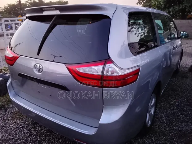 Toyota Sienna SE 8 Fasinja 2016 - 1