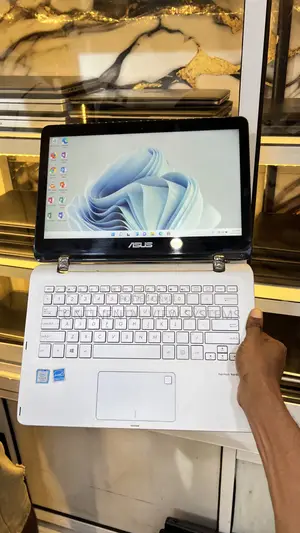 Asus Q304UA Laptop: Intel Core i5, 8GB RAM, 128GB SSD