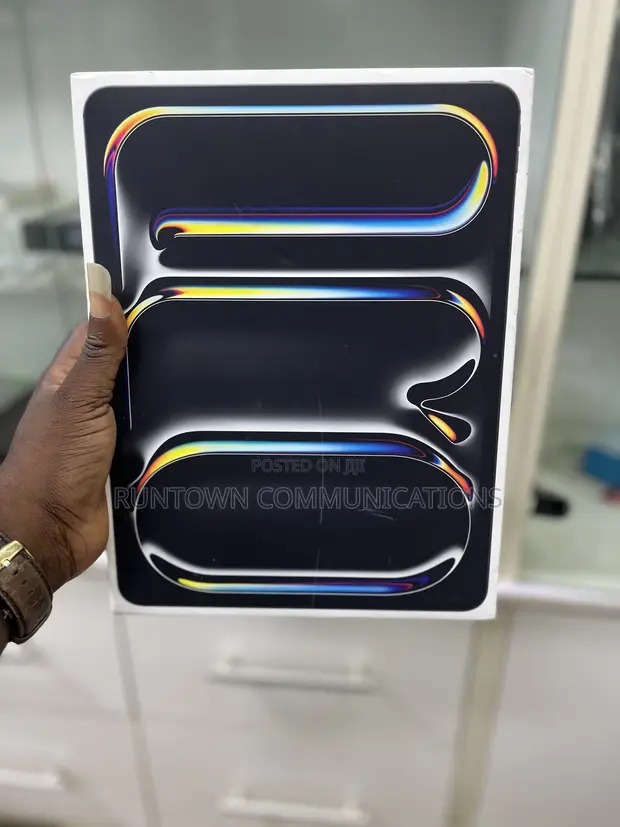 New Apple iPad Pro 13" M5 Chip 256GB Gray - 1