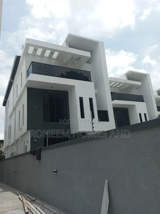5-Bedroom Duplex a Cikin Estate Mai Tsaro, Adeniyi Jones - 1