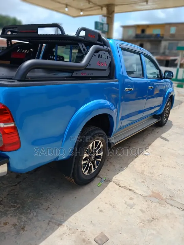 Toyota Hilux 2015 Blue - 1