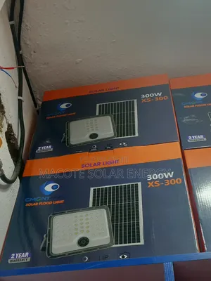 300W Cmontmax Lithium Battery Solar Flood Light