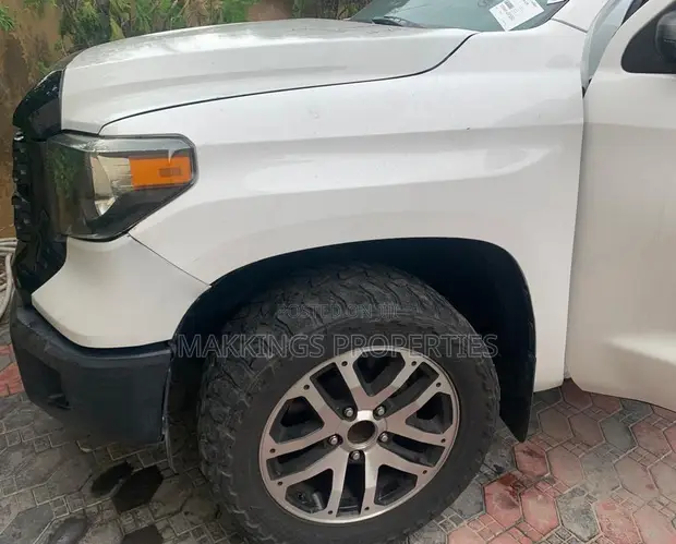 2017 Toyota Tundra White - 1