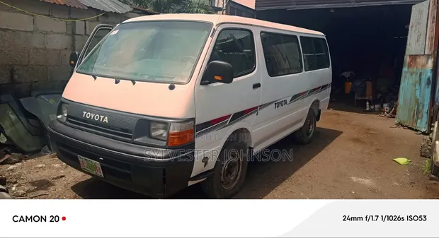 Toyota HiAce 2003 White - 1