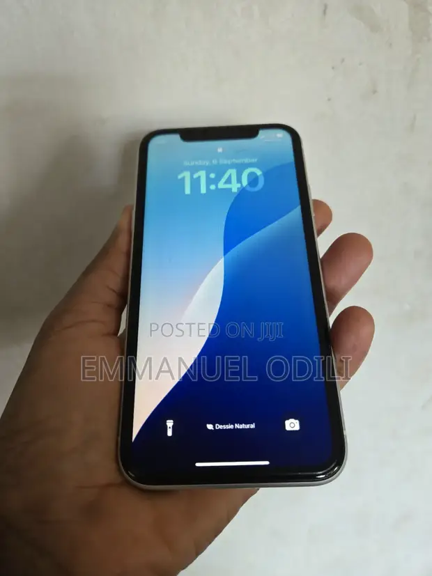 Apple iPhone XR 64GB White - 1
