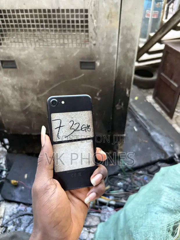 Apple iPhone 7 32GB Black - 1