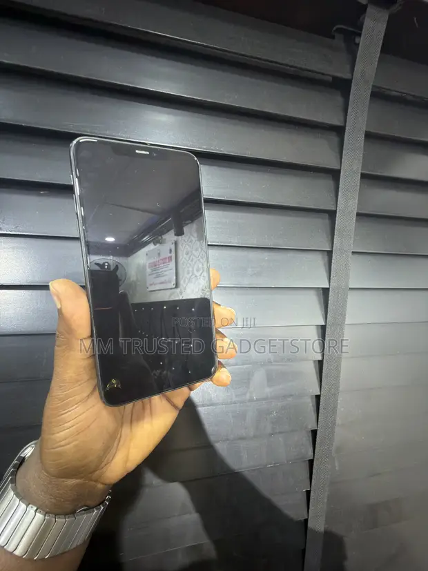 Apple iPhone 11 Pro Max 64GB Black - 1