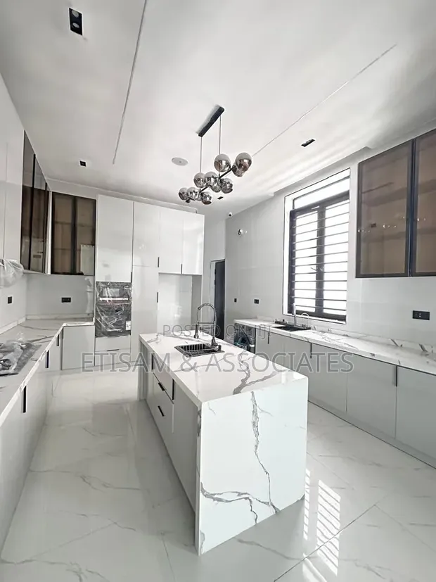 Furnished 5-Bedroom Duplex a Cikin Estate Mai Tsaro a Chevron - 1
