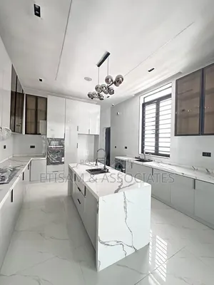 Furnished 5-Bedroom Duplex a Cikin Estate Mai Tsaro a Chevron