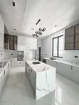Furnished 5-Bedroom Duplex a Cikin Estate Mai Tsaro a Chevron - 1
