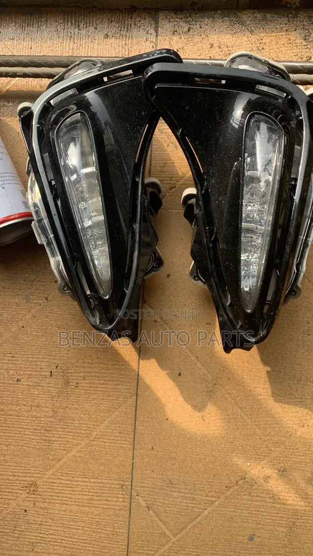 Hyundai Elantra Right Headlight (Used) - 1