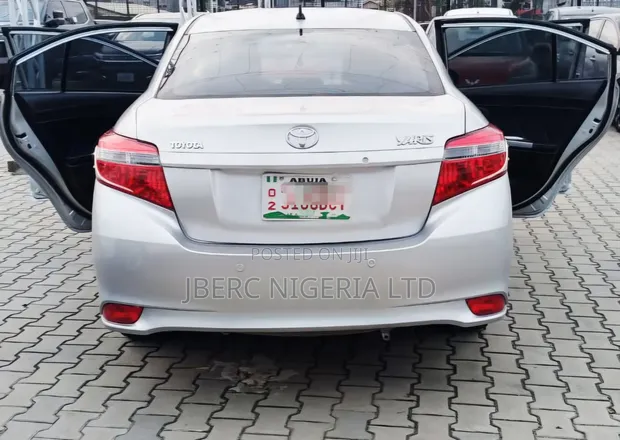 Toyota Yaris 2016 Silver - 1