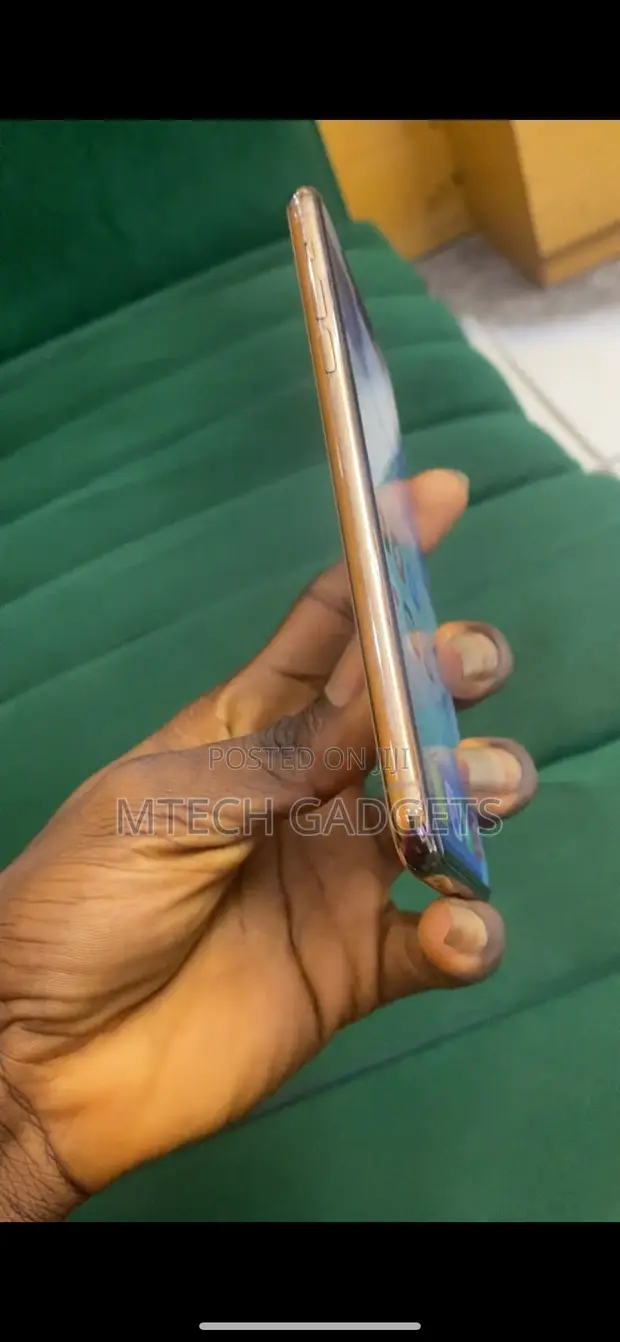 Apple iPhone 11 Pro Max 64GB Gold - 1