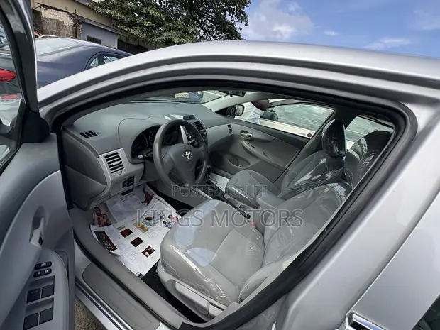 Toyota Corolla 2010 Silver - 1