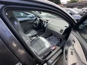 Toyota Corolla LE 2012 - Launin Fari